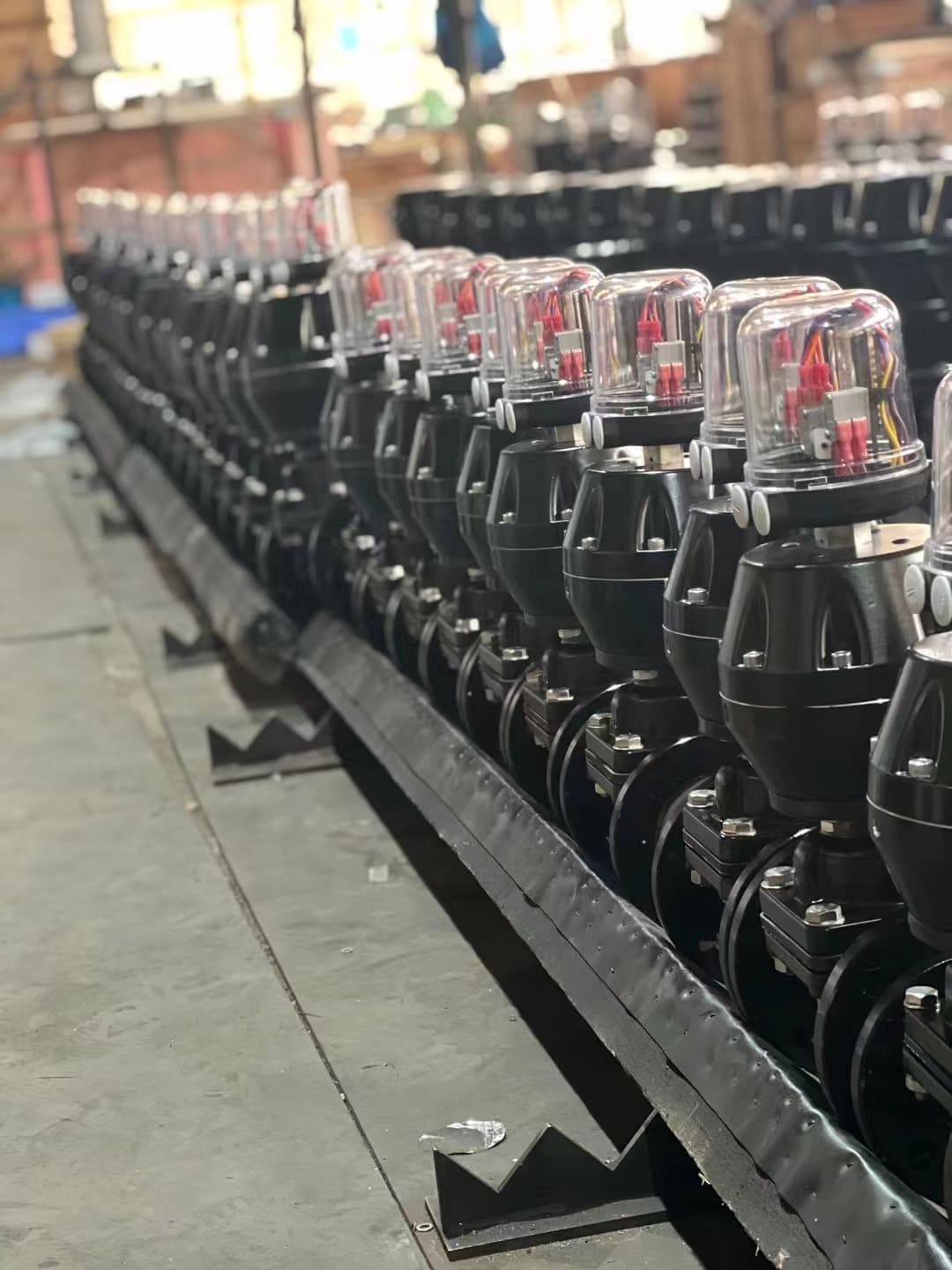 A diagram comparing a ball valve and a diaphragm valve mechanism