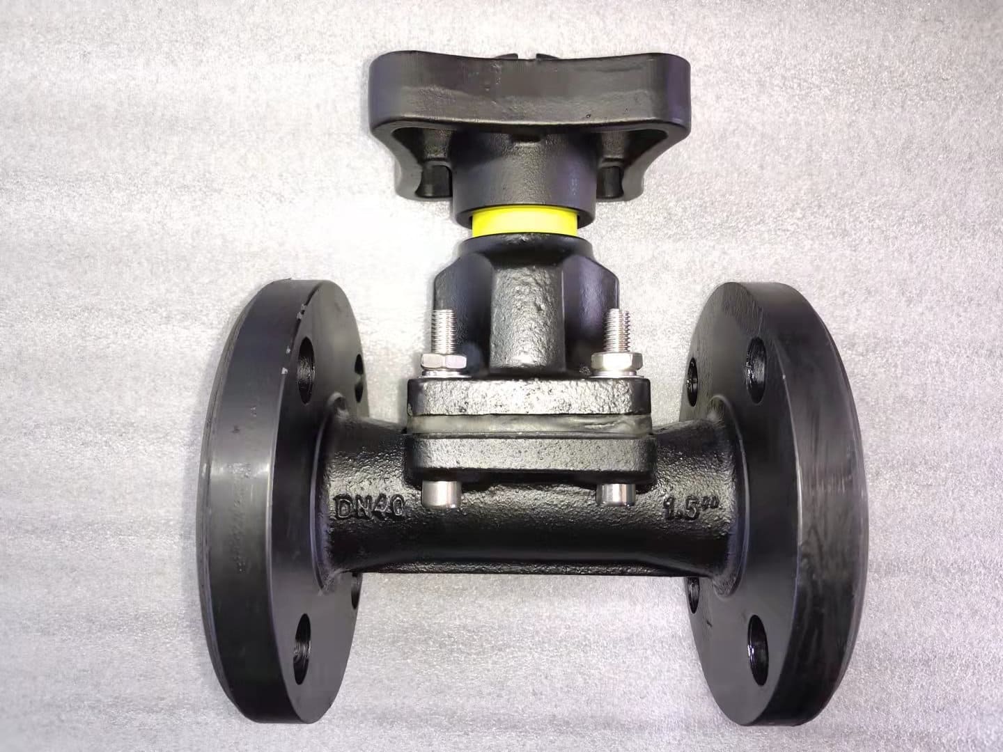 A flow meter showing high flow through a straight-through valve