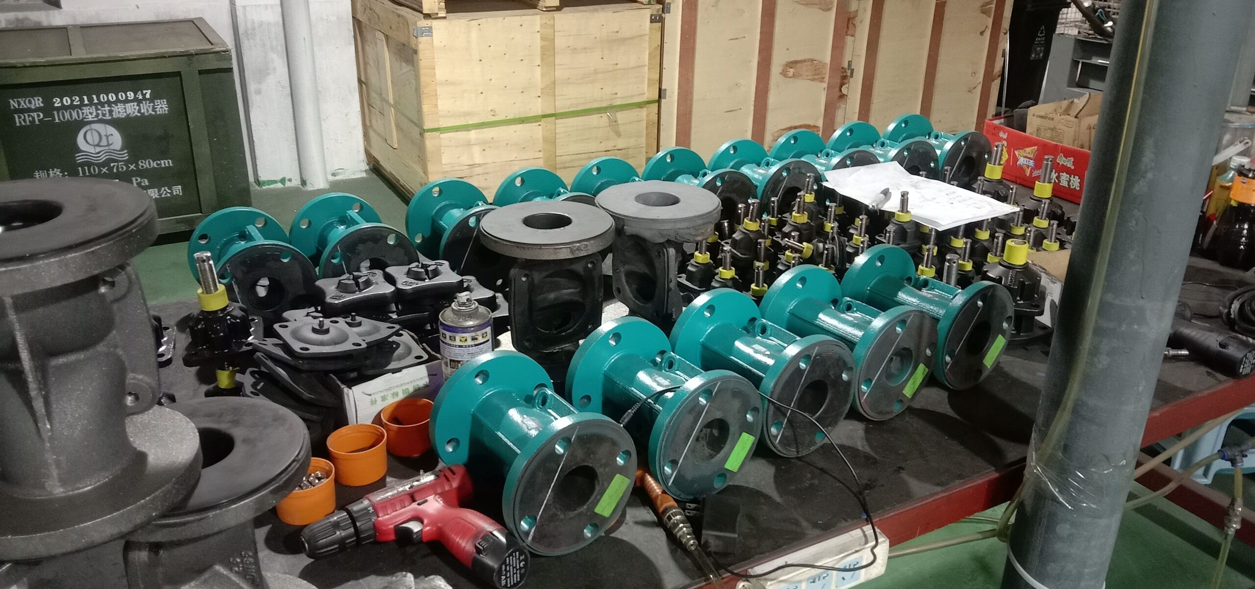 An animation showing the unobstructed flow path of a straight-through valve