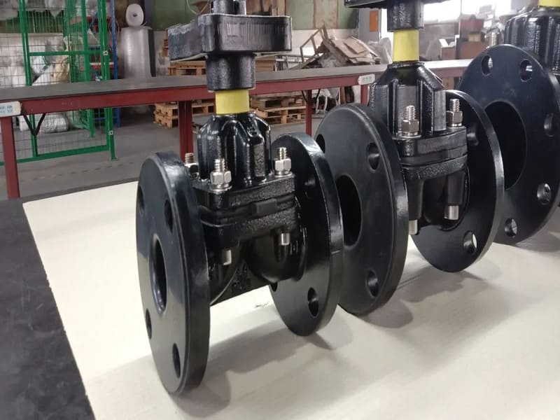 Professional OEM diaphragm valve manufacturer - custom cast iron and ductile iron valves with PTFE, PFA, ETFE plastic lining and EPDM rubber lining for chemical and industrial applications
